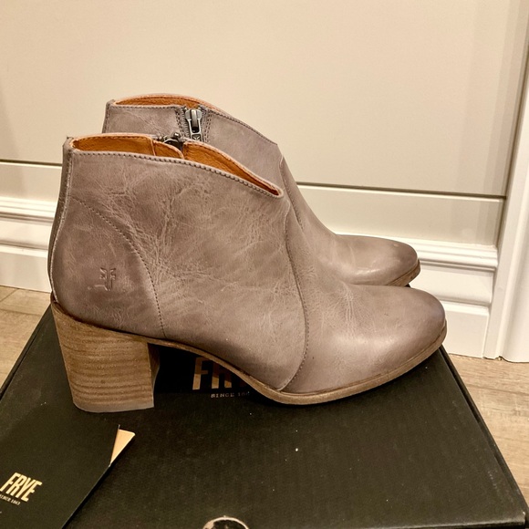 Frye Women's Gray Leather Ankle Boots - Picture 3 of 12